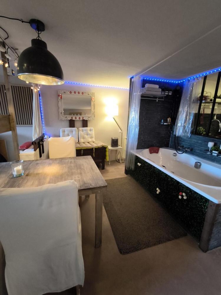 Love-Room Discret 40 M2 Bormes Les Mimosas Village Avec Terrasse Exteriör bild